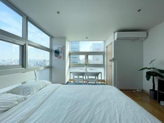 Modern and Spacious, Hongdae Stn 1mn - 9