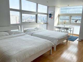 Modern and Spacious, Hongdae Stn 1mn - 7