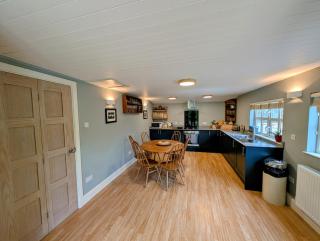 Beech Lodge - 3 Bedroom Chalet With Private Hot Tub - Llanfyrnach - 6