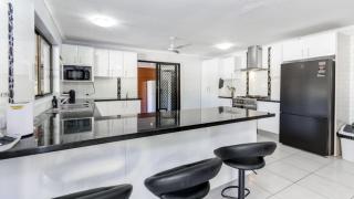 Shelly's Beach House - Bellara - 7