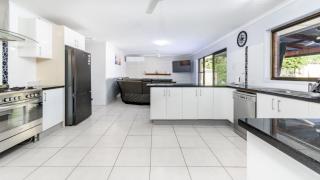 Shelly's Beach House - Bellara - 4