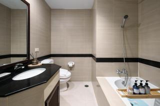 Mystic Haven King Bed Suite with Balcony & City Views - Khlong Toei - 6