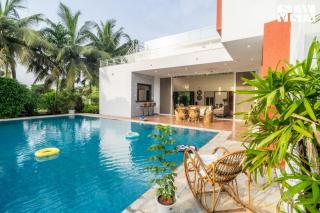 StayVista at Azure Bliss with Huge Pool, BBQ, Wi-Fi - Nagaon - 9