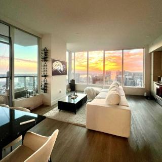 Penthouse High-Rise Ocean & City Views - 3