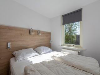 Bungalow with Sauna and Pool in Quiet Location - Sint Maartensvlotbrug - 7
