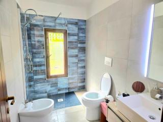 Stylish home with views 4 min walk to the beach!! - Solanas - 1