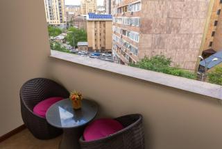 Saryan Street 2 Bedroom Large apt with Balcony! - Yerevan - 8