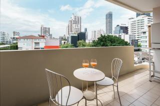 Azure Dreams King Suite Retreat near BTS & Fast WiFi - 3