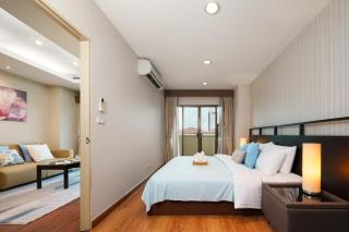 Azure Dreams King Suite Retreat near BTS & Fast WiFi - Khlong Toei - 9