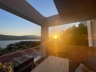 Sea View Serenity 3BR Home near Beach & Town - Samos - 9