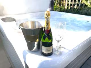 Pass the Keys The Cabin Dog Friendly Haven with Hot Tub Sleeps 4 - Hayfield - 9