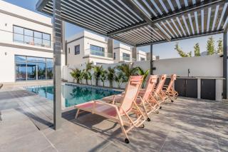 Facing the Sea and Mountains 4BR Villa with Assistant Room and Private Pool, Al Dana Island, Fujairah by Deluxe Holiday Homes - Fujaira - 4