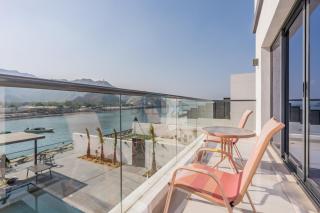 Facing the Sea and Mountains 4BR Villa with Assistant Room and Private Pool, Al Dana Island, Fujairah by Deluxe Holiday Homes - Fujaira - 6