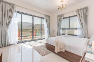 Facing the Sea and Mountains 4BR Villa with Assistant Room and Private Pool, Al Dana Island, Fujairah by Deluxe Holiday Homes - Fujaira - 7