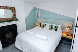 Town Centre Oasis with Two Hot Tubs - Cheltenham - 6