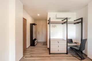 Alaya Stays Pinnacle Hilltop 3BHK Apartment with Picturesque Balcony & Scenic Views - Barog - 3