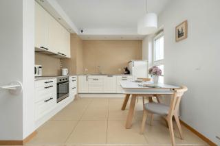 Cozy Apartment Wrocław with Garage Access by Noclegi Renters - 2
