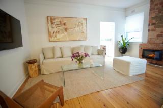 Stylish Coastal Escape with Fireplace & Natural Light - Sidney - 7