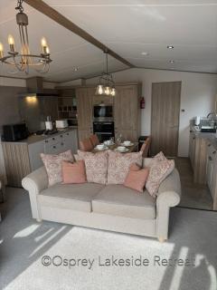 Lakeside Retreat with hot tub and fishing peg on Osprey Rise at Tattershall Lakes Country Park - Tattershall - 2