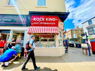 Tidesreach Filey, sleeps 13, close to beach - Filey - 7