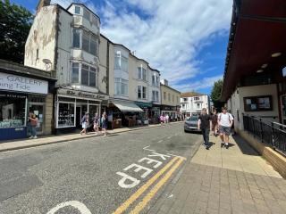 Tidesreach Filey, sleeps 13, close to beach - Filey - 3