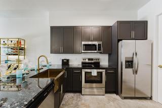 Ultra Luxe Apartment in Prime Location - 8