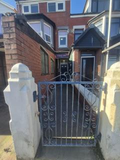 Charles Alexander Short Stay - Botanical House - Cleveleys - 9
