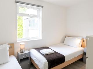 Pass the Keys Seaside 2-Bedroom Flat Parking Sleeps 6 - Southend-on-Sea - 7
