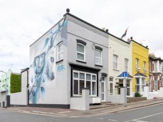 Pass the Keys Seaside 2-Bedroom Flat Parking Sleeps 6 - Southend-on-Sea - 6
