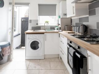 Pass the Keys Seaside 2-Bedroom Flat Parking Sleeps 6 - Southend-on-Sea - 2