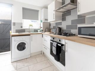 Pass the Keys Seaside 2-Bedroom Flat Parking Sleeps 6 - Southend-on-Sea - 3