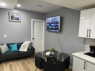 Blissful Nest - Cozy, Classy 2 Bedroom Private Suite Netflix, free Parking, 20 minutes to West Edmonton Mall and Airport - Edmonton - 0