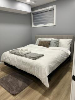 Blissful Nest - Cozy, Classy 2 Bedroom Private Suite Netflix, free Parking, 20 minutes to West Edmonton Mall and Airport - Edmonton - 8
