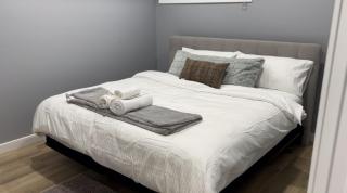 Blissful Nest - Cozy, Classy 2 Bedroom Private Suite Netflix, free Parking, 20 minutes to West Edmonton Mall and Airport - Edmonton - 4