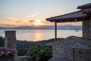 Niki's Tower - Serene Seaview Stone Getaway - Kalamata - 0