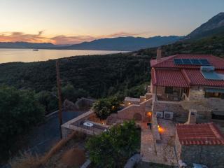 Niki's Tower - Serene Seaview Stone Getaway - Kalamata - 7