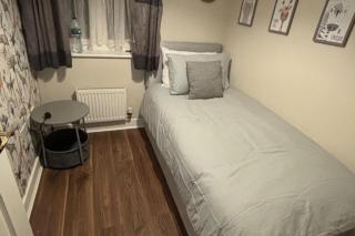 Trowbridge Close Long stay-parking-WiFi-Sleeps7 - 4