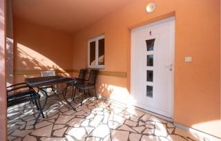 2 Bedroom Amazing Apartment In Poljica - Poljica - 9
