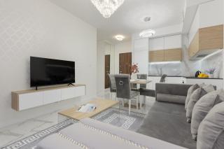 Warsaw Sarmacka Apartment with Gym, Sauna and Parking by Noclegi Renters - Warsaw - 2