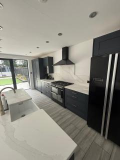 Stunning Open Plan 3 Bedroom House - Ponders End - 6