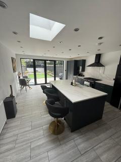Stunning Open Plan 3 Bedroom House - Ponders End - 8