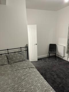 5 bed workers home - Rhondda valley - Porth - 5