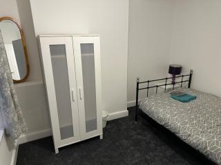 5 bed workers home - Rhondda valley - Porth - 4