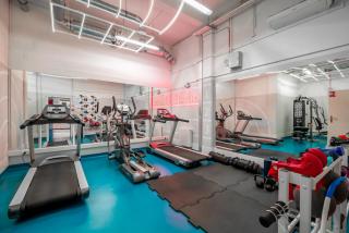 Modern Studios in Wrocław with Desk for Remote Work and Access to the Gym by Noclegi Renters - 8