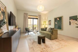 Beachside Calm 1BR - Pool, Gym & Stylish Retreat in Prime Dubai Spot - 9