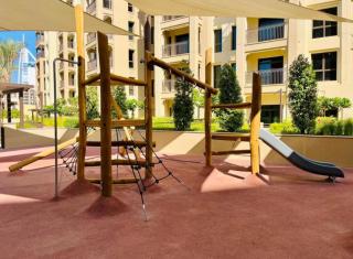 Beachside Calm 1BR - Pool, Gym & Stylish Retreat in Prime Dubai Spot - 4