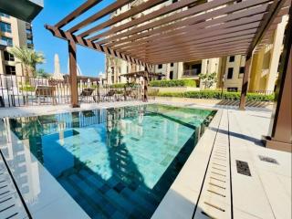 Beachside Calm 1BR - Pool, Gym & Stylish Retreat in Prime Dubai Spot - 1