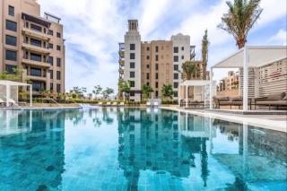 Beachside Calm 1BR - Pool, Gym & Stylish Retreat in Prime Dubai Spot - 6