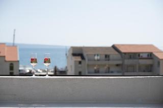 The Penthouse Harmony Beachfront with Hot Tub - Jesenice - 9