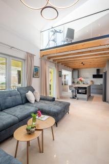 The Penthouse Harmony Beachfront with Hot Tub - Jesenice - 8